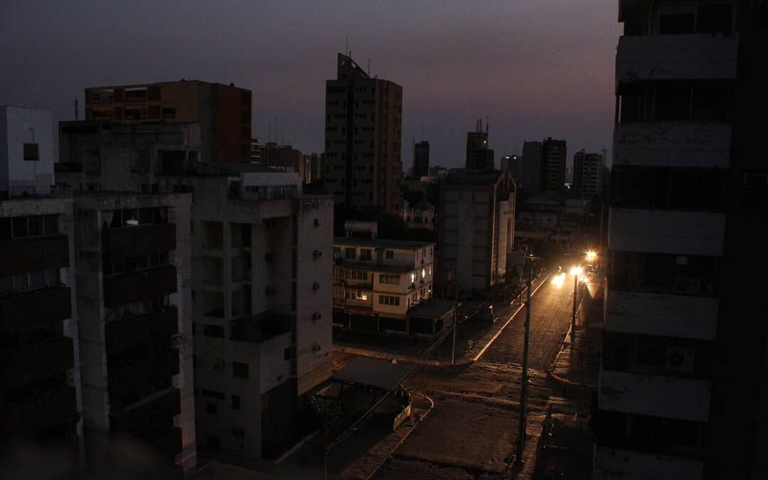¡CRUELDAD! Maracaiberos pasan mala noche por apagón de hasta 6 horas