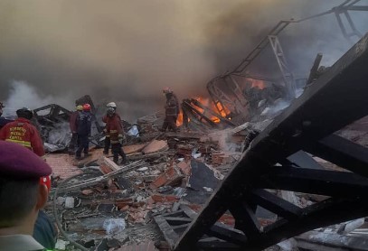 Bomberos combaten por 6 horas incendio de depósito en Caracas