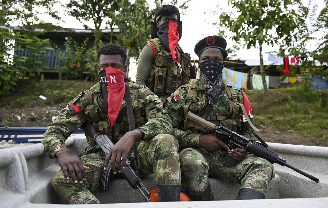 Guerrilla del ELN congela diálogos de paz con gobierno de Colombia