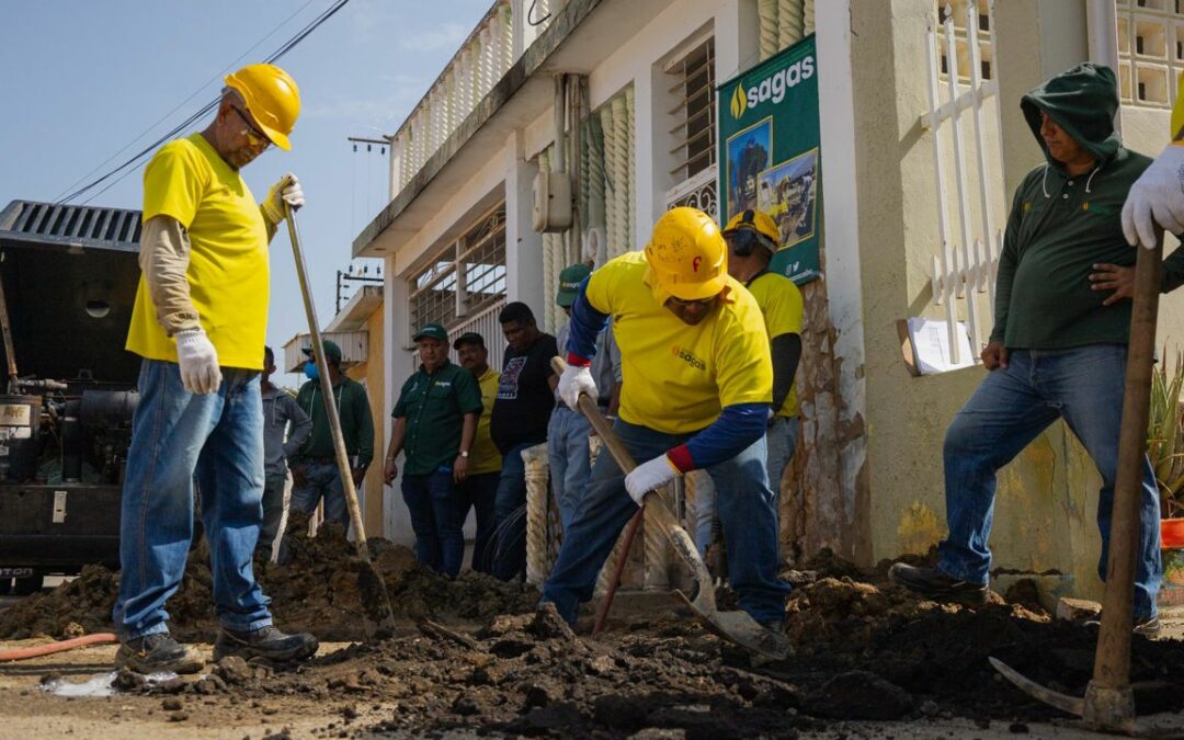 Alcaldía de Maracaibo realiza trabajos de reparación de fuga en el callejón San Jaime de Altos de Jalisco