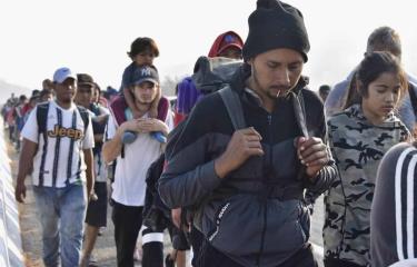 Cancelan programas de ayuda a nuevos inmigrantes venezolanos por falta de fondos en Denver, EEUU