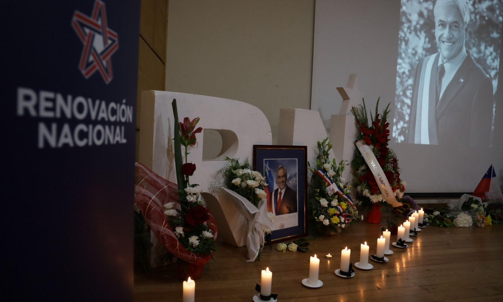 Chilenos se reúnen en la sede del partido Renovacion Nacional en homenaje al expresidente de Chile Sebastián Piñera
