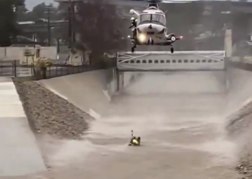 ¡DRAMÁTICO! Así fue el rescate de un hombre arrastrado por la corriente tras intentar salvar a su perro (VIDEO)