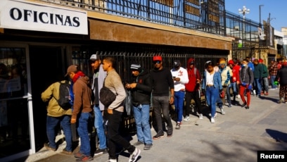 Unos 10 mil migrantes esperan cita en la aplicación CPB One en México para ingresar a EE. UU.