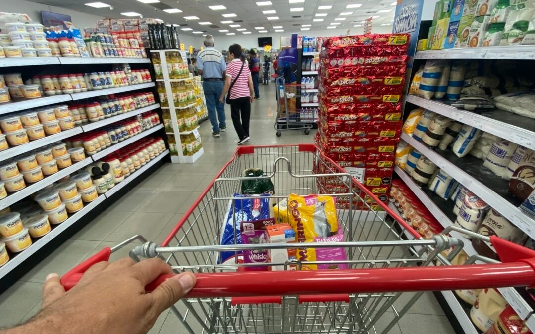 Las remesas en Venezuela son una “bendición” familiar que cada vez rinden menos