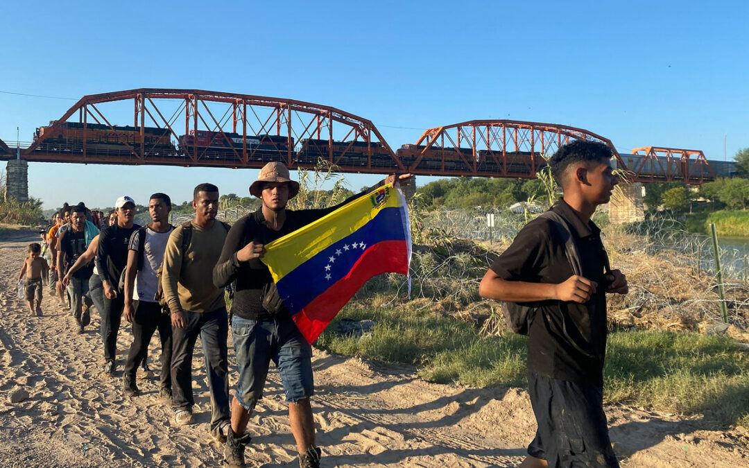 México da 110 dólares al mes a venezolanos deportados ante acuerdo con Maduro