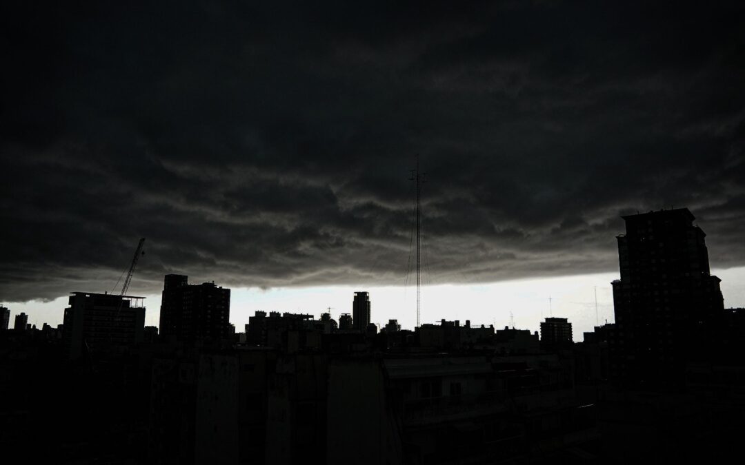 Una nube oscura cubrió gran parte de Buenos Aires este martes debido a intensas lluvias