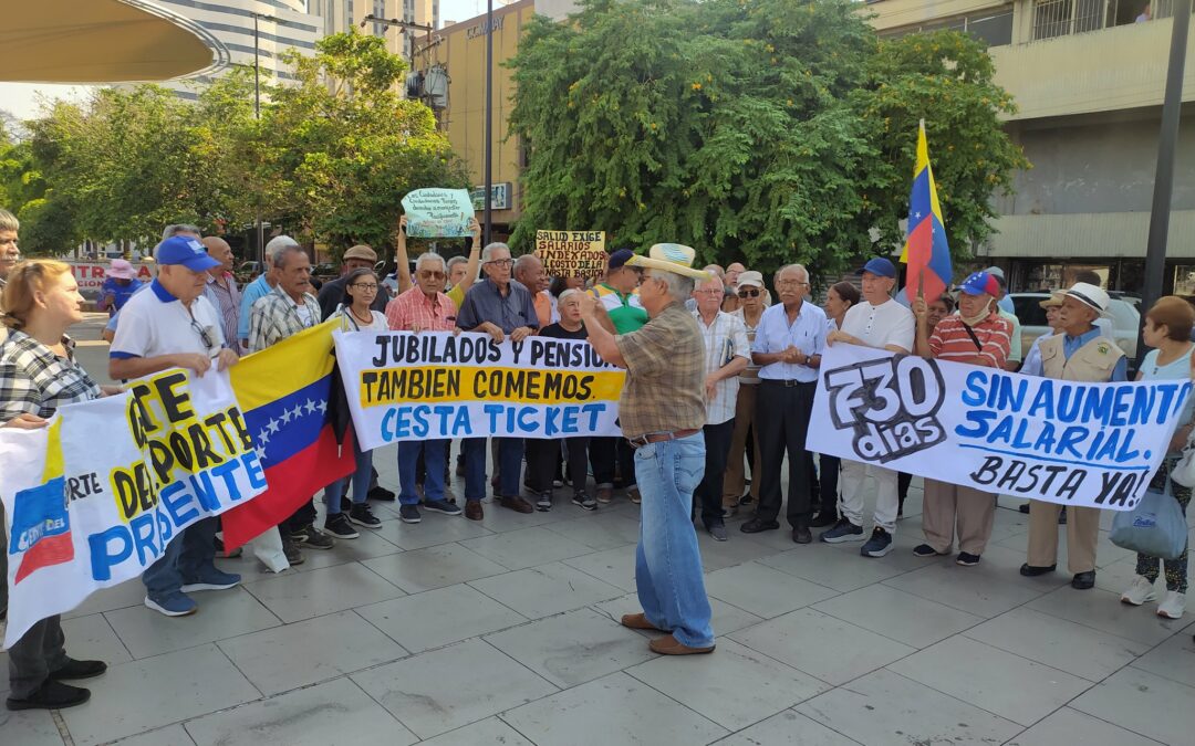 Trabajadores y jubilados venezolanos exigen aumento de salario