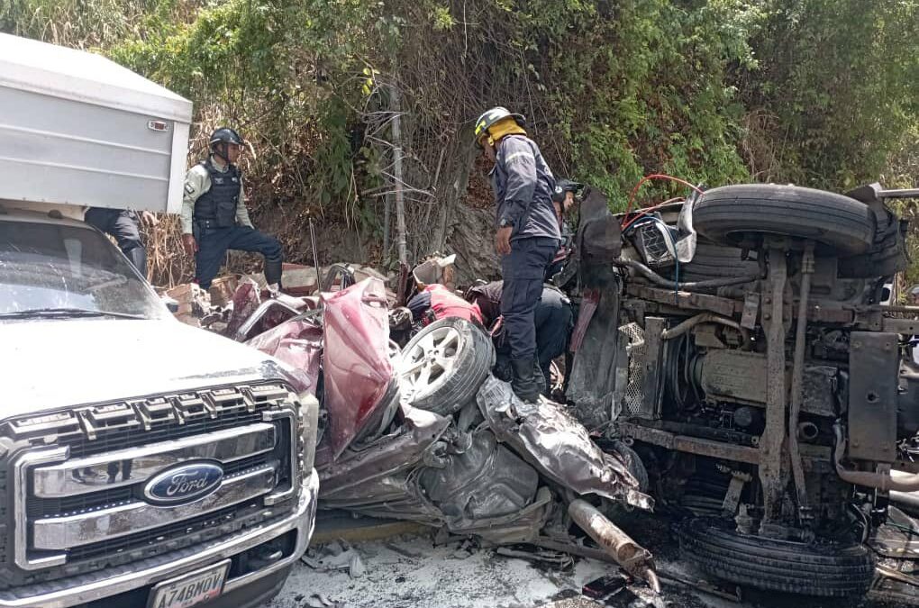 Accidente de tránsito en Caracas dejó dos muertos y tres heridos