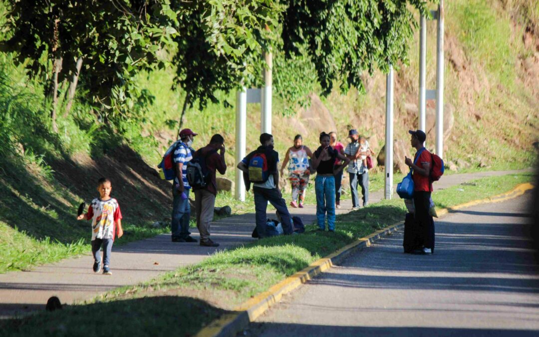 Reportan el regreso de caminantes venezolanos a vías de Colombia