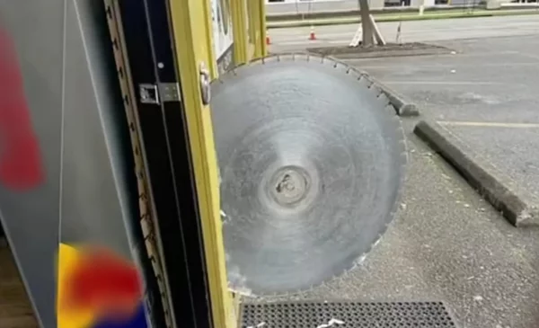 ¡POR POQUITO! Un hombre se salvó de morir cortado por una sierra de hormigón (VIDEO)