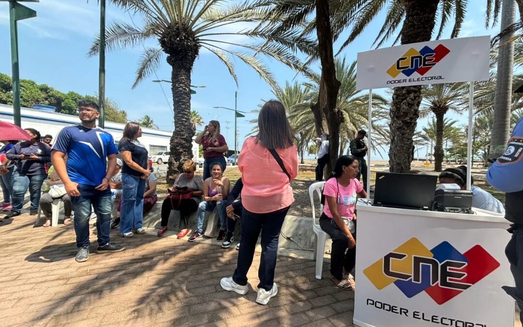 Hasta cinco horas esperan los ciudadanos para poder inscribirse en el Registro Electoral