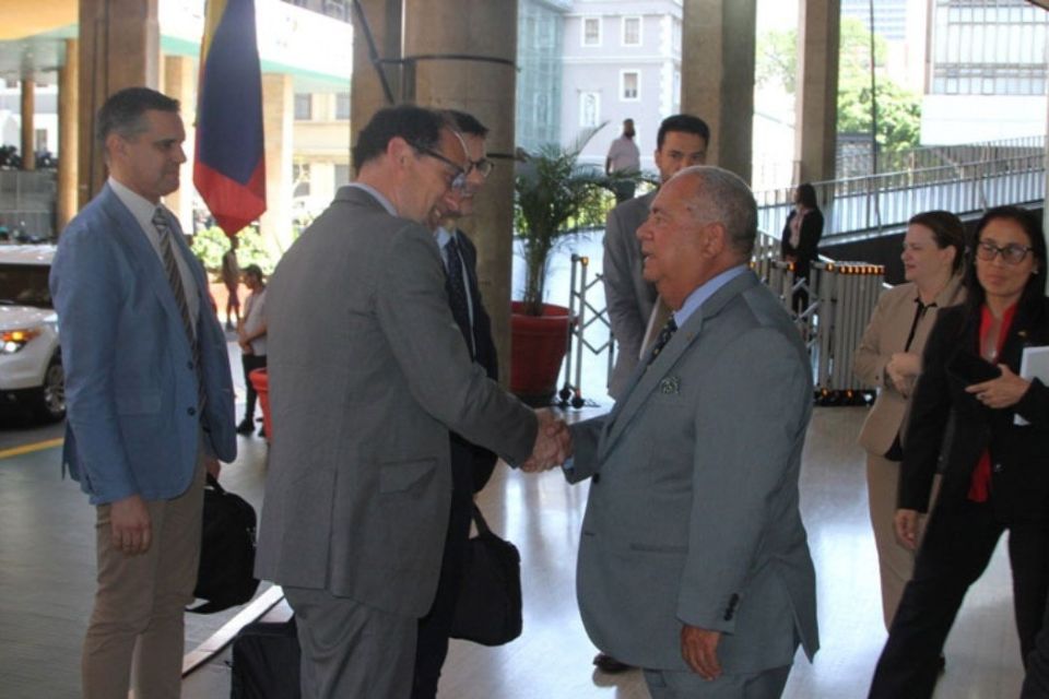 Representantes de la Unión Europea se reúnen con el CNE