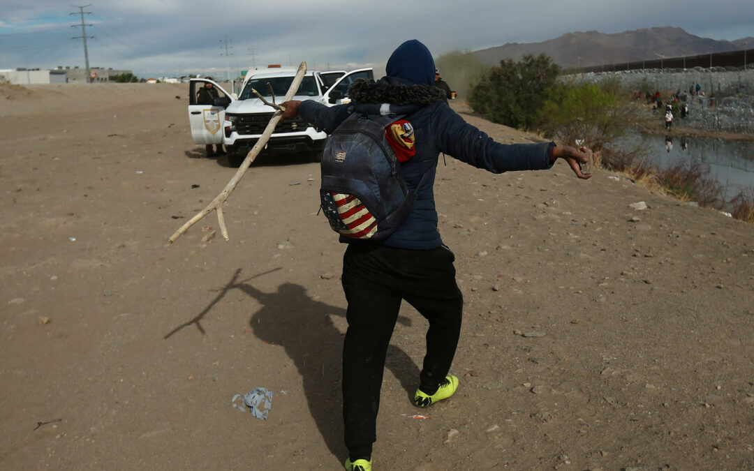 Trifulca entre migrantes y agentes en la frontera entre México y Estados Unidos