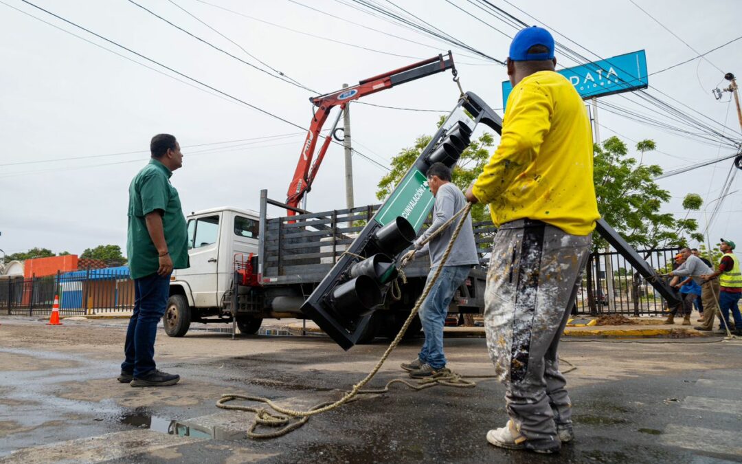 Alcaldía de Maracaibo intervino dos semáforos caídos por las lluvias en Circunvalación 2