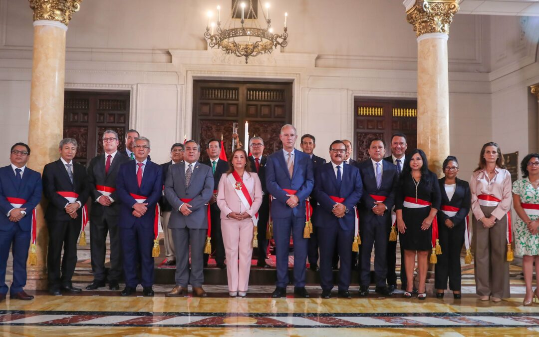 Boluarte renueva su gabinete al cambiar a seis ministros en plena crisis por caso Rolex