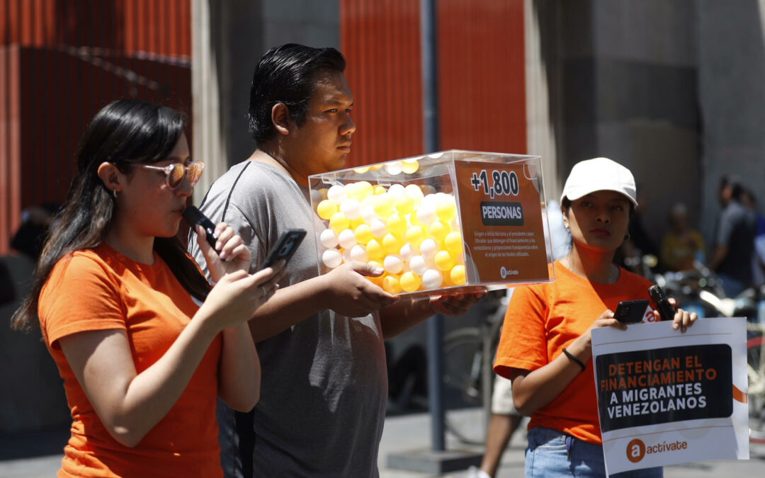 Colectivos mexicanos recaudan firmas para frenar apoyo del gobierno a migrantes deportados