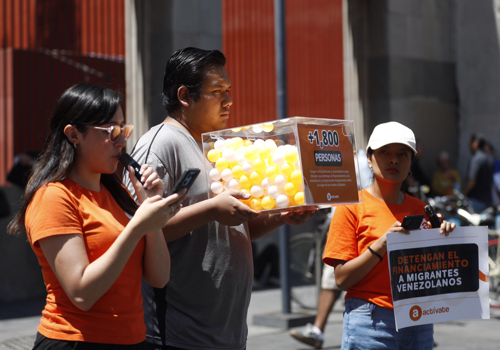 Colectivos mexicanos recaudan firmas para frenar apoyo del Gobierno a migrantes deportados