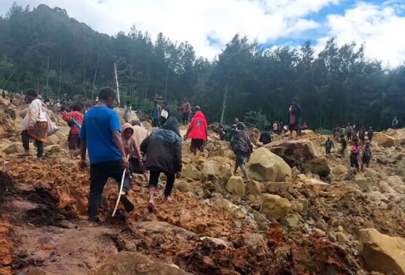 Continúan labores de rescate por el alud en Papúa sin esperanzas de hallar supervivientes