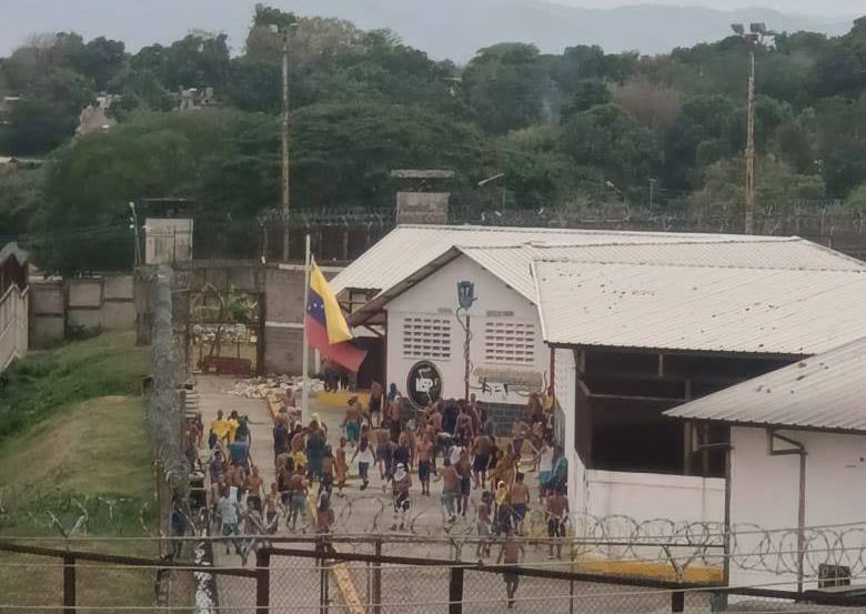 Gobierno confirma muerte de un reo y 9 heridos tras motín en Yare II
