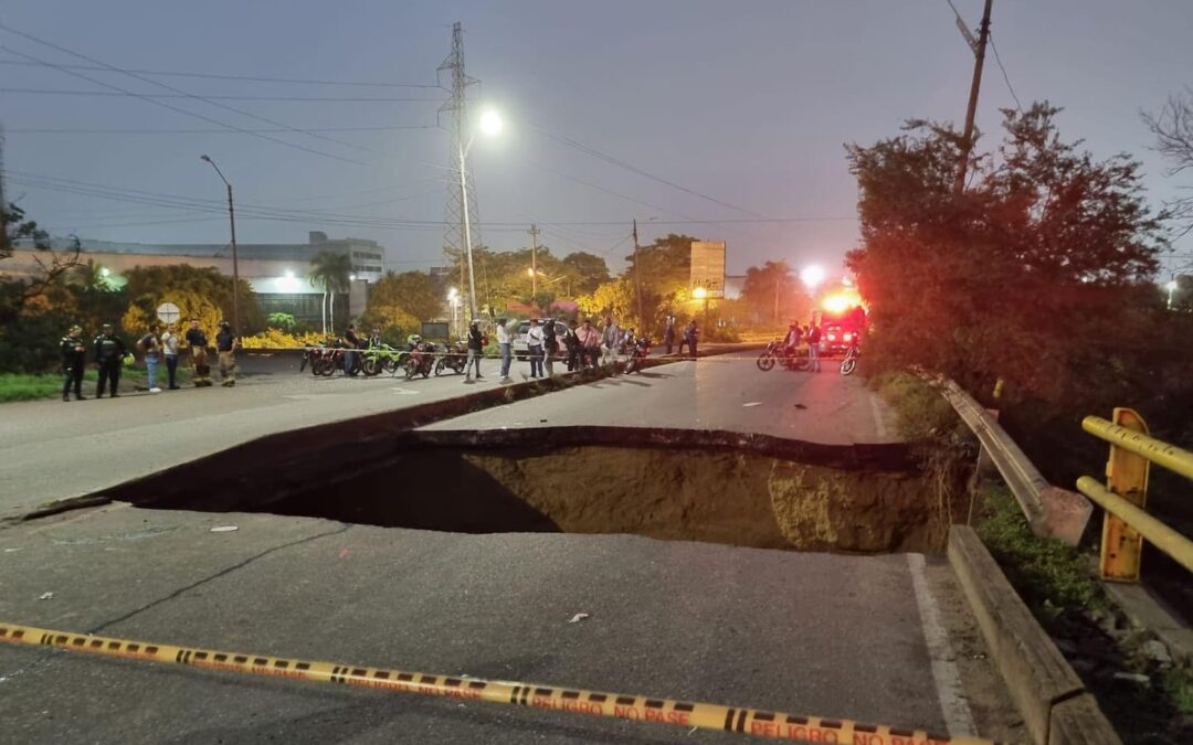Tres muertos y cuatro heridos tras colapso de un puente en Barranquilla