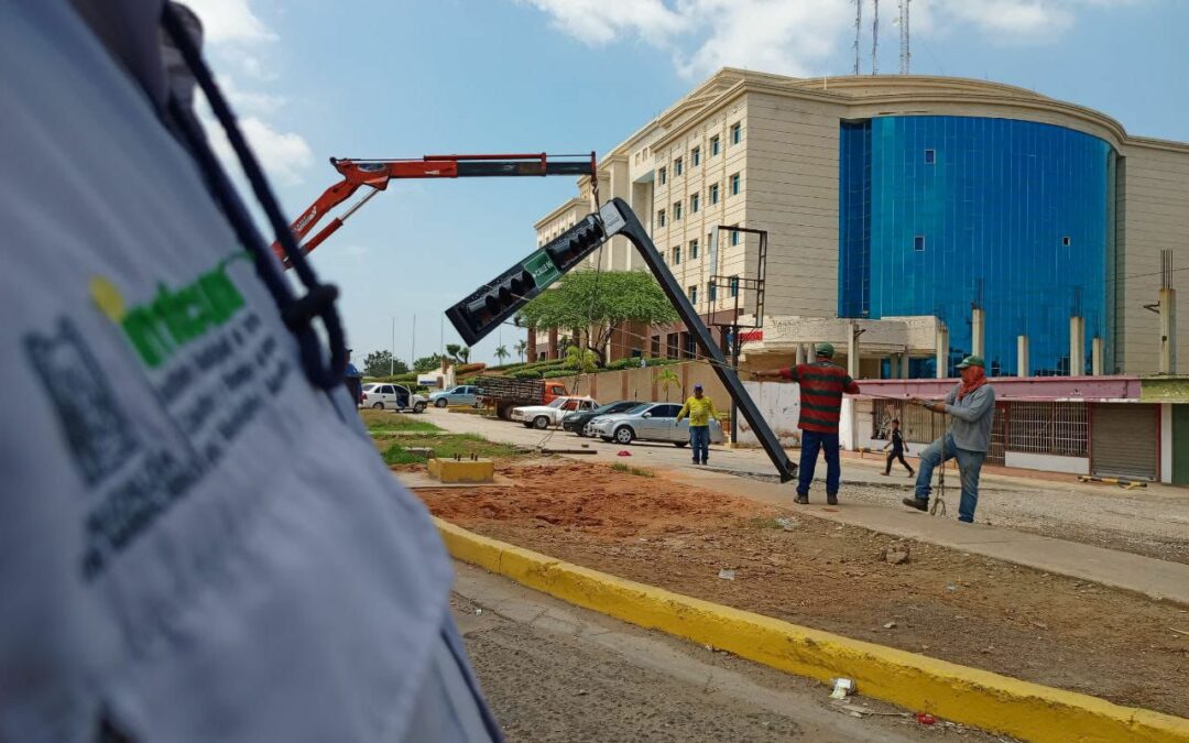 Reinstalados dos semáforos en la Circunvalación 2 de Maracaibo afectados por las lluvias