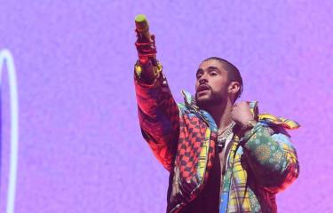Bad Bunny cambia el micrófono por el bate