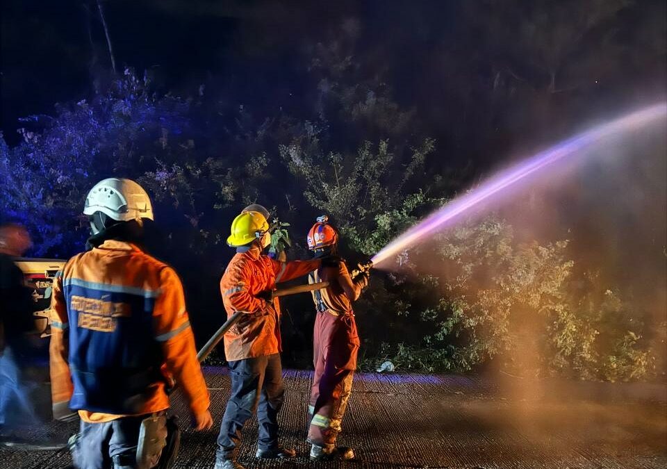 Incendio afectó nueve locales comerciales en Caracas