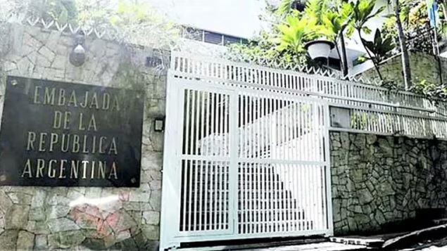 Gobierno de Maduro niega salvoconductos a opositores asilados en Embajada de Argentina