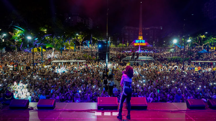Karina cautiva a unos 45 mil fanáticos en concierto gratuito en Altamira