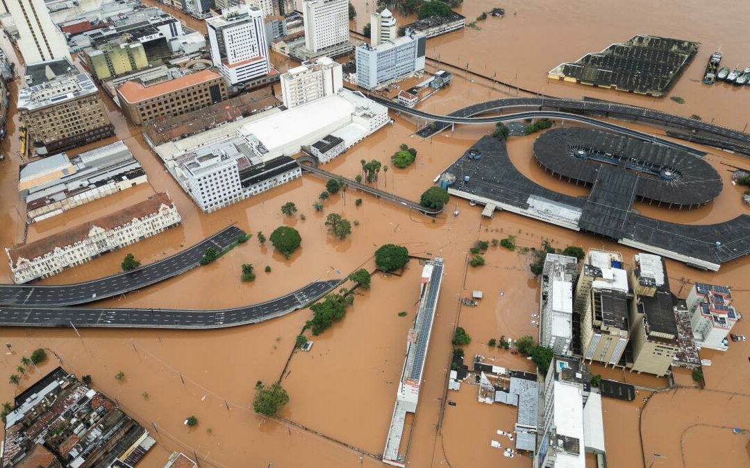 Suben a 84 los muertos por las inundaciones en el sur de Brasil