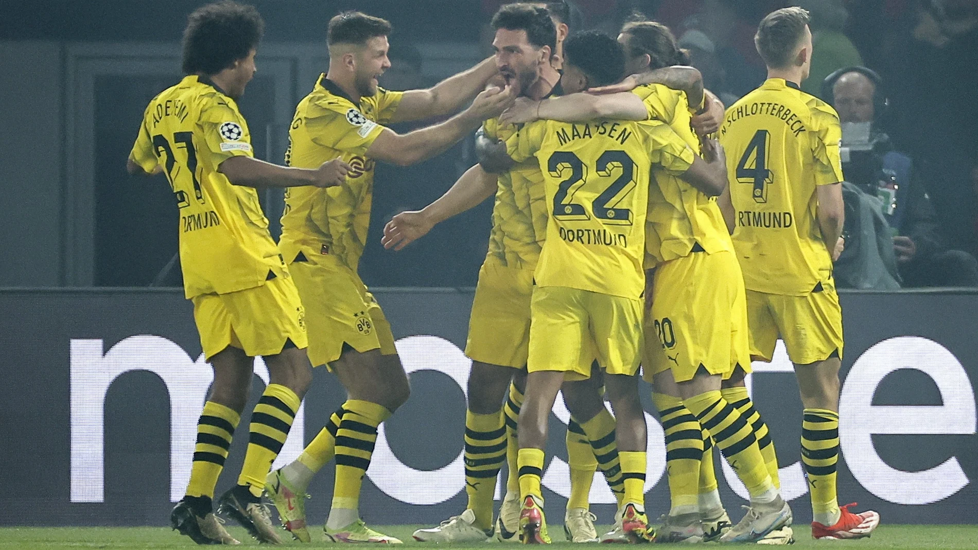 jugadores-dortmund-felicitan-hummels-gol_98