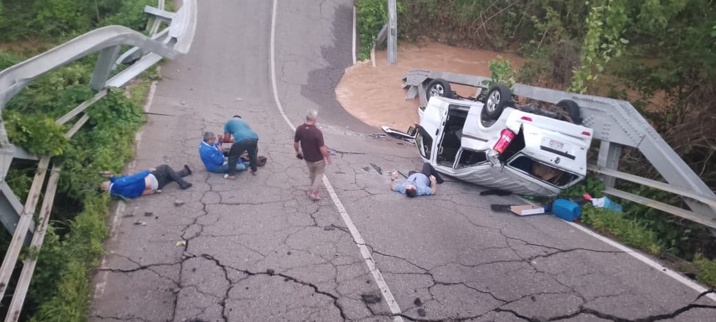 Desplome de puente en la Falcón-Zulia deja un muerto y 3 heridos