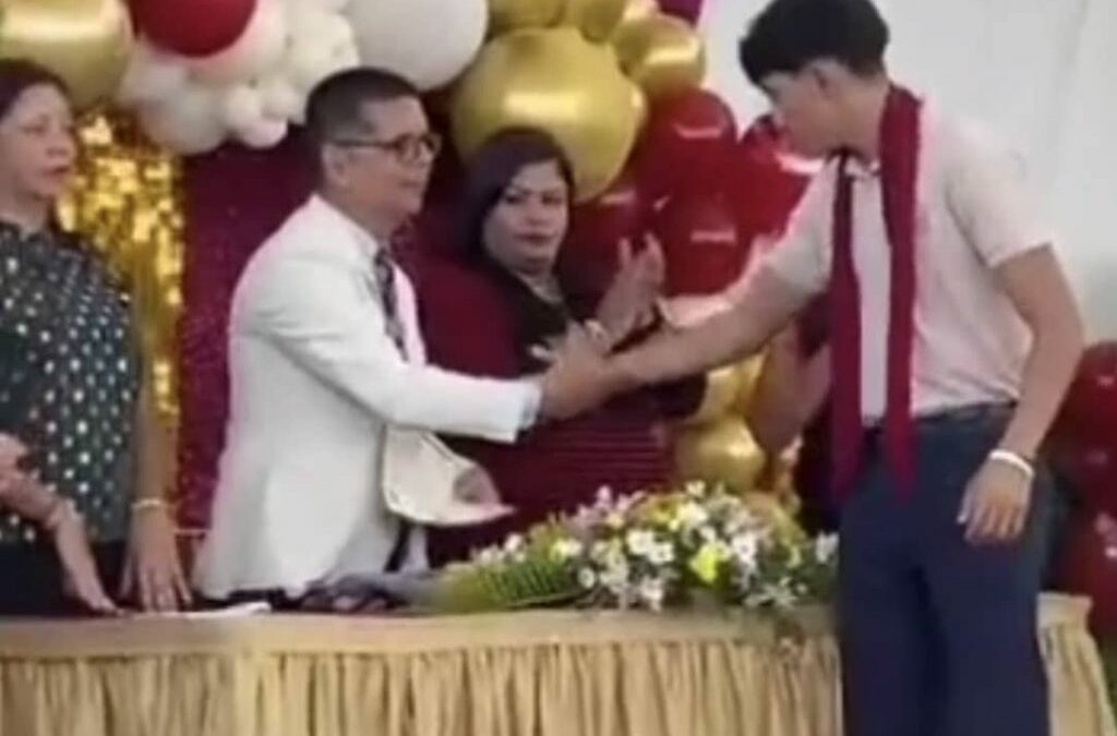 Colegio Diocesano emite comunicado tras viralizarse video por el gesto de un estudiante durante su acto de grado