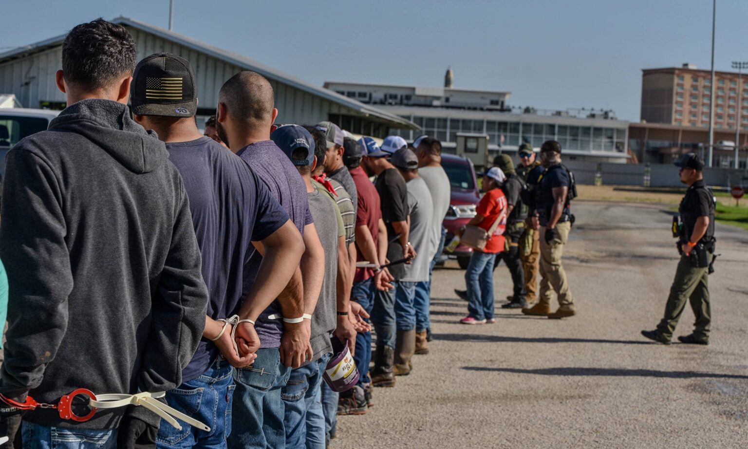 ICE detiene a 84 migrantes, incluyendo «criminales» mexicanos, en un hipódromo en Luisiana