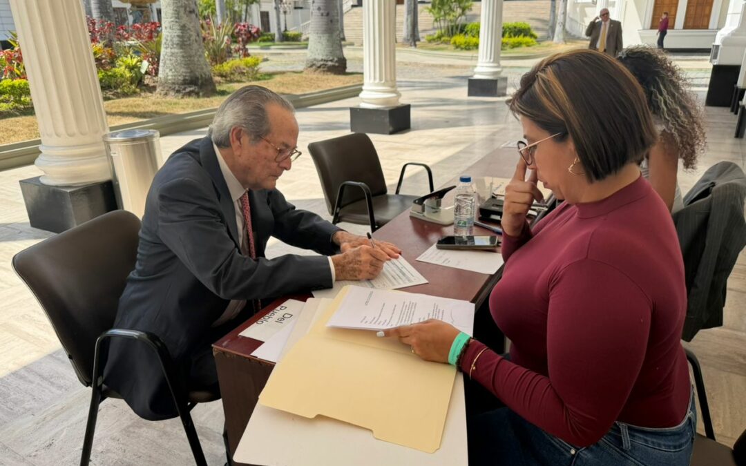 Luis Beltrán Guerra se postula para defensor del pueblo en Venezuela