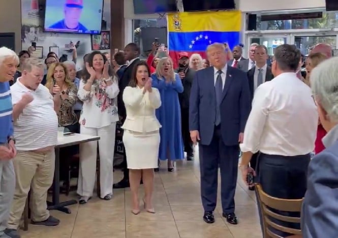 Donald Trump se reúne con migrantes venezolanos en restaurante de Florida
