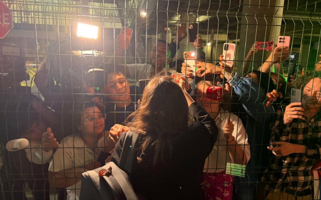 María Corina Machado llega a Chile y es recibida por venezolanos en Santiago