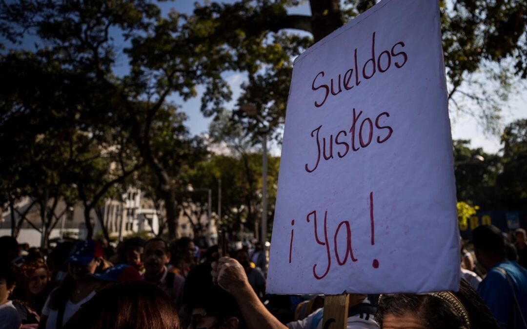 Salario mínimo en Venezuela pierde 99% de su valor y trabajadores exigen ajuste urgente