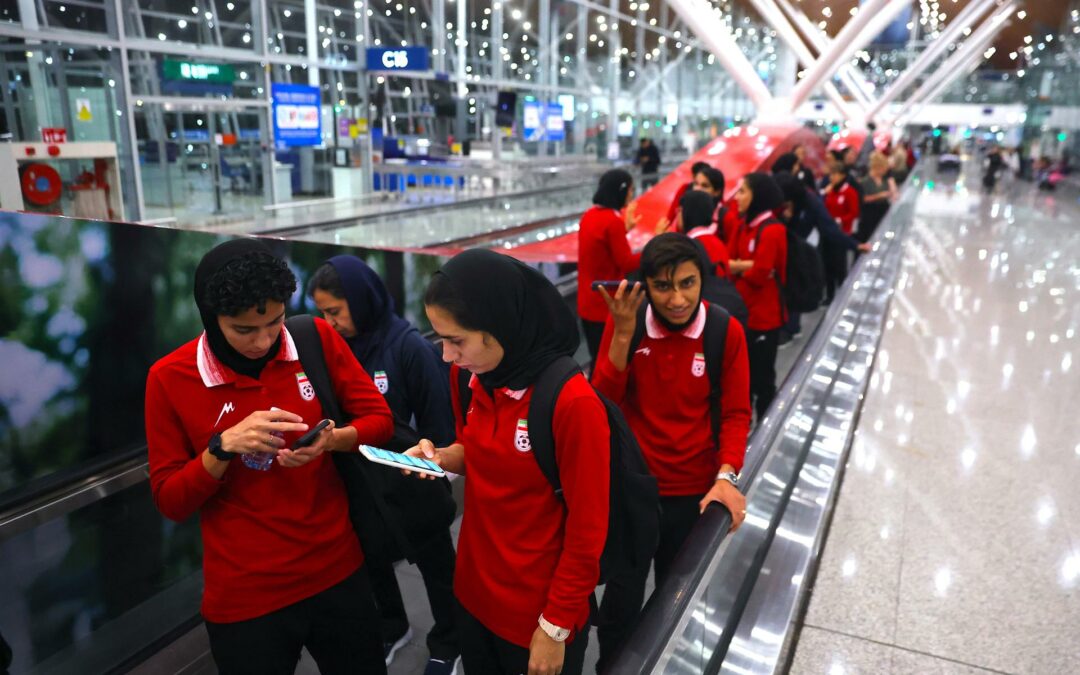 La selección femenina de fútbol de Irán permanece en Kuala Lumpur a la espera de su próximo destino