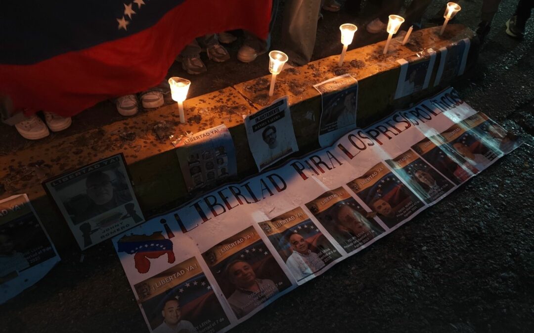 Familiares claman por la libertad de 40 presos políticos en la PNB de La Yaguara