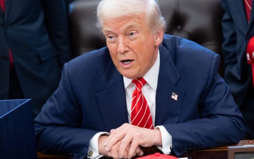 Trump afirma que Irán está derrotado y busca un acuerdo tras bombardeos en Kharg