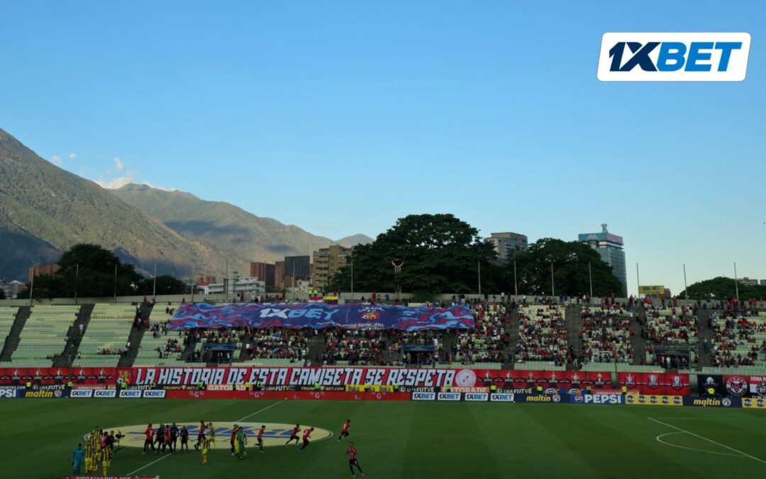 Fans de Caracas FC exhiben bandera gigante en el Clásico ante Deportivo Táchira