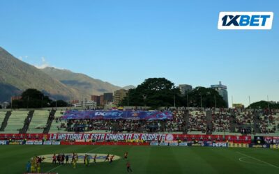 Fans de Caracas FC exhiben bandera gigante en el Clásico ante Deportivo Táchira