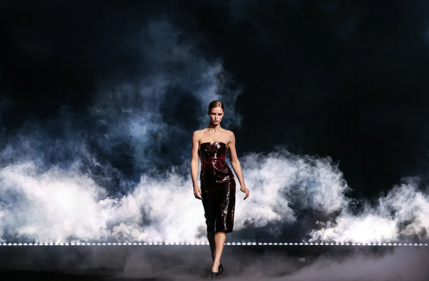 Elie Saab reinventa el estilo ‘femme fatale’ de los 90 en París