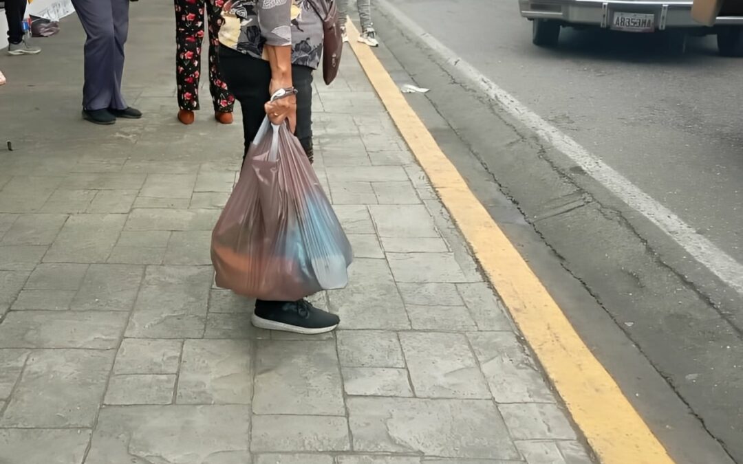 Venezolanos enfrentan hambre tras desaparición de bolsas Clap y salario estancado