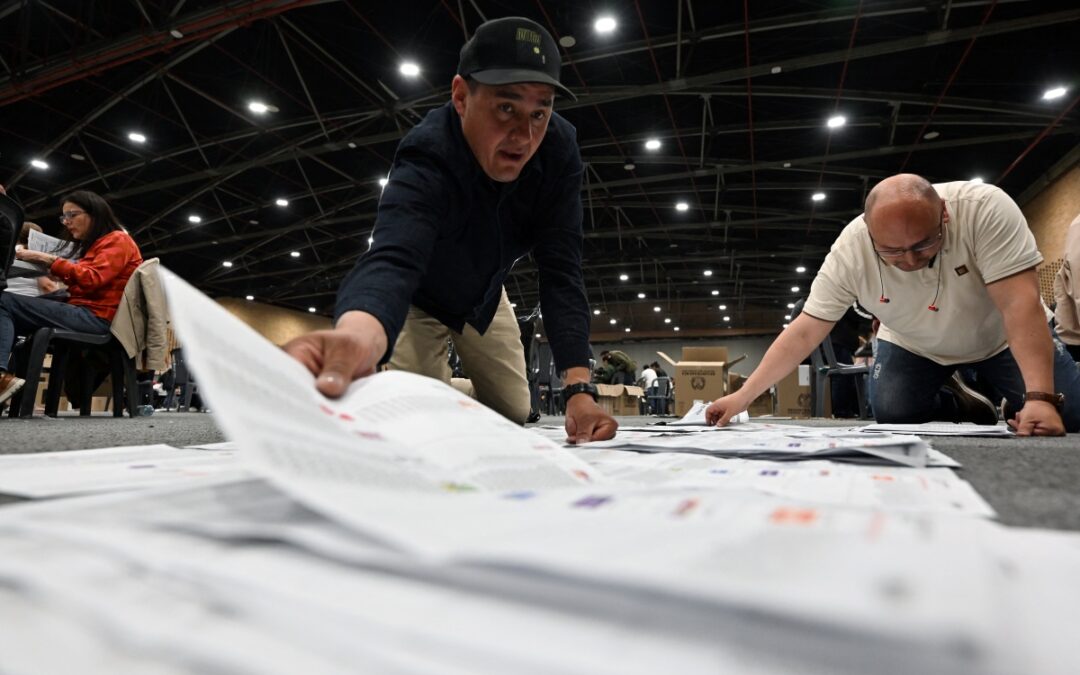 Colombia renueva Congreso en crucial votación previa a presidenciales