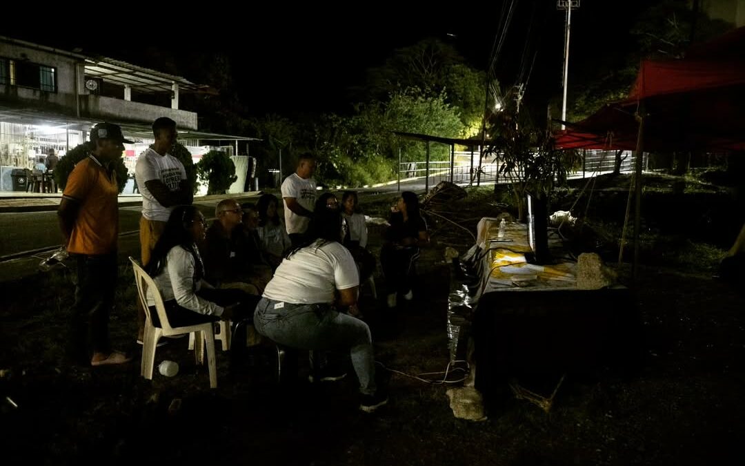 Familiares de presos políticos en Rodeo I celebran victoria de Venezuela y exigen libertad