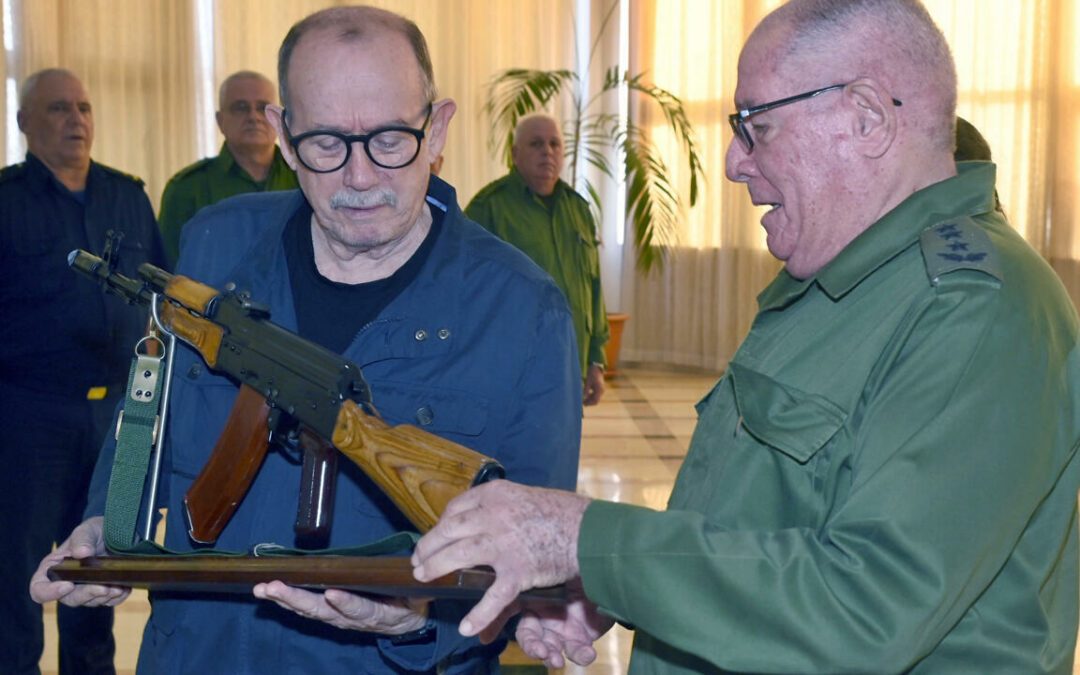 Silvio Rodríguez recibe fusil AKM en medio de tensión Cuba-EE.UU.