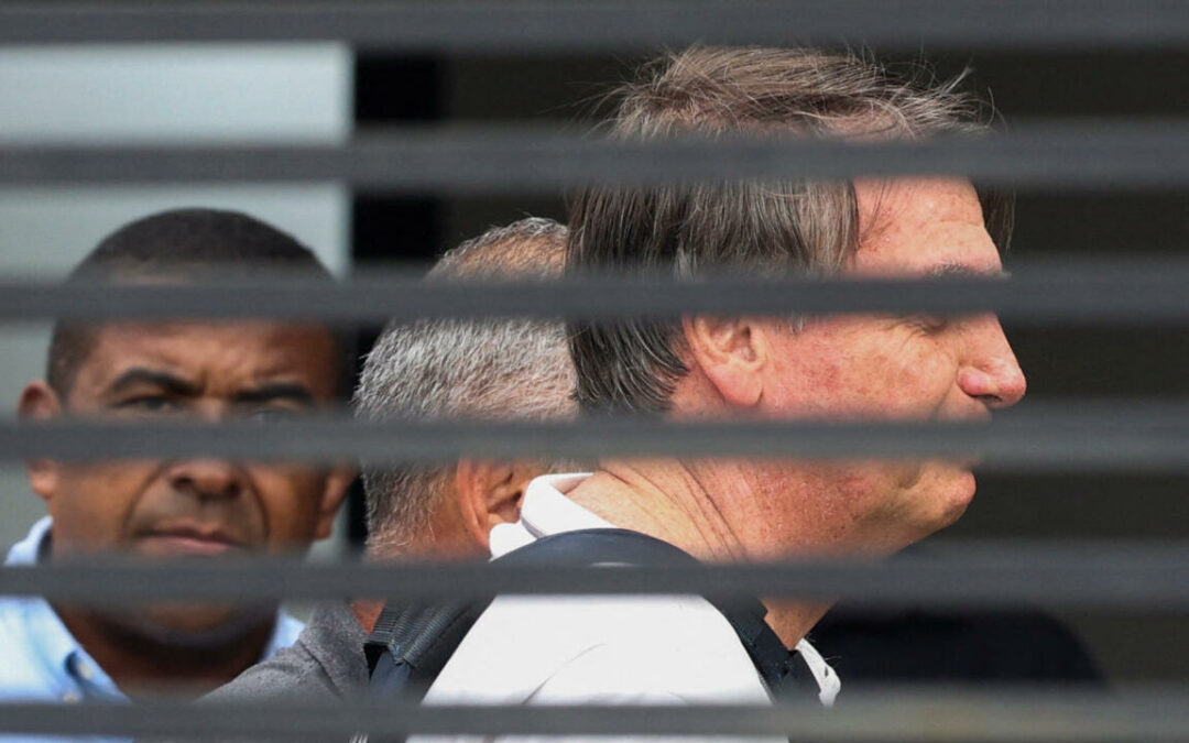 Bolsonaro deja cuidados intensivos y cumple prisión domiciliaria en Brasil